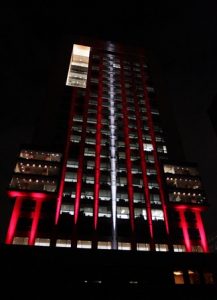 La Cancillería mexicana se ilumina en solidaridad ante los hechos ocurridos en Turquía.