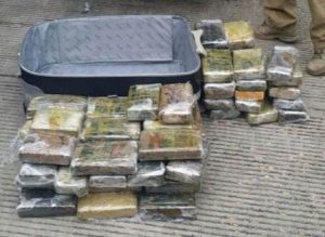 De ocho maletas se extrajeron 545 paquetes confeccionados en cinta canela.