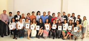 A cada uno de ellos se le entregó sus boletos de avión y su documentación.