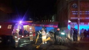 Después de que se activara la alarma, los bomberos acudieron de manera inmediata para sofocar las llamas.
