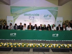 El rector de la UTVCO, Julián Luna Santiago, reconoció el esfuerzo realizado por los ahora egresados.