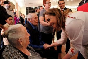 Saluda a una pareja de mexicanos, Don Ignacio Villegas, de 100 años de edad y su esposa Doña María Guadalupe Correa, de 94.