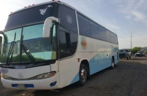 El vehículo tipo ómnibus presenta alteraciones que no corresponden al diseño original.