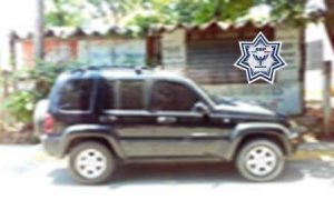 Una camioneta y un automóvil