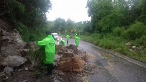 La SSPO recomienda a los automovilistas mantener la calma y cuando sea posible, conducir a baja velocidad.