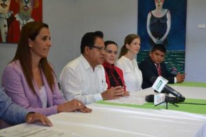 Comparten experiencias con estudiantes