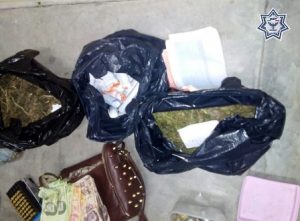 Decomisan drogas y armas