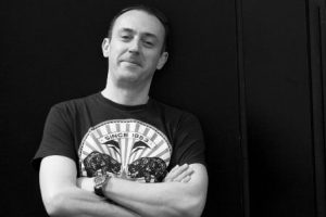 El personaje principal, Blasco Rojo, es un héroe hard boiled, típico de novela negra, totalmente fracasado.