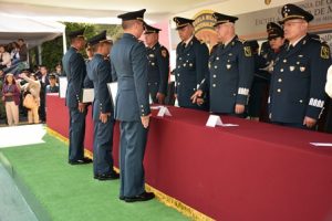 Se gradúan y reciben certificado de estudio con la especialidad de materiales de guerra.