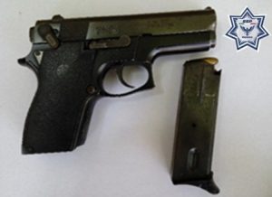 Arma de fuego corta calibre 9mm, matrícula A 866629, modelo 469, con un cargador metálico y cartuchos útiles.