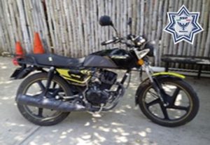 Motocicleta Italika, negra con franjas amarillas, modelo FT150, sin placas, número de serie 3SCPFTEEXG1017563.