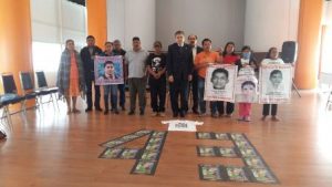 Familiares de normalistas desaparecidos
