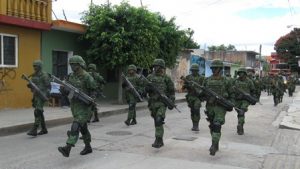 A pesar que personal militar, prácticamente cerro el desfilo fue ovacionado por la ciudadanía.