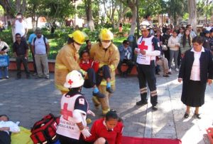 Desalojan instalaciones del Palacio Municipal, para guarecerse en la plaza de la 'Libertad de Expresión'.