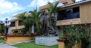 Discriminan a joven estudiante
