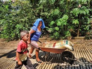 Para acercar comestibles se requería la determinación y fortaleza de “Mujeres Unidas”.