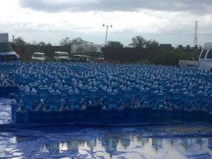 La ayuda consiste en agua y tabletas purificadoras de agua.