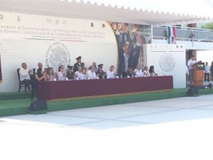 Alberga 24 aulas de educación para 378 alumnos de preescolar y 384 alumnos de primaria.