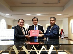 El embajador Ulises Canchola entregó en donación una copia en amate del Código Boturini.