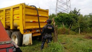 Aseguran autotanque, que contenía cerca de 44 mil 500 litros de hidrocarburo.
