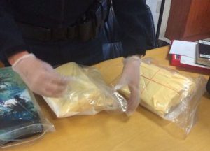 En su equipaje de mano, se localizaron dos sobres amarillos en bolsas de plástico.