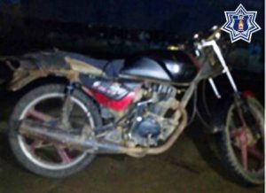 Motocicleta Italika, submarca FT125, negro con rojo, sin placa de circulación.