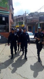 Transitan feligreses en caravanas ciclistas, motociclistas, automovilistas y en caminatas.