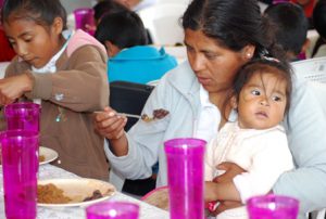 Reparten dos comidas gratis