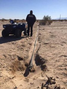Una baja de presión en el poliducto Rosarito-Mexicali, permitió detectar una manguera conectada a una válvula.