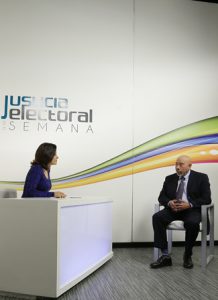 Especialista en material electoral