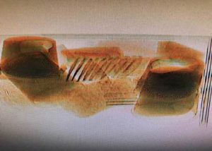 Envoltorios de plástico con una sustancia líquida, aparentemente droga sintética en el AICM.