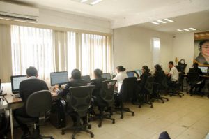 Miriam Calderón López, encargada del Centro de Atención Telefónica 01800 IEEPO 15, coordina a los 26 operadores de esta área.