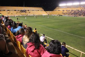 18 menores de las casas Hogar 1 y 2 del DIF Oaxaca acudieron al estadio de fútbol.