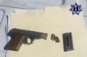 Pistola marca Jennings, con número de matrícula 327050.