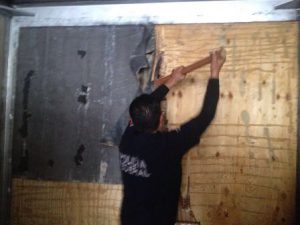 Binomios caninos detectaron la droga en el doble fondo del vehículo.