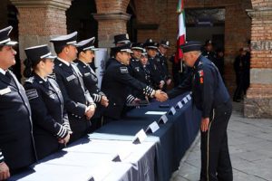 Reciben condecoraciones