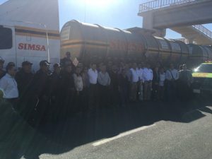 Llevan cabo una práctica de inspección física y documental de auto tanques.