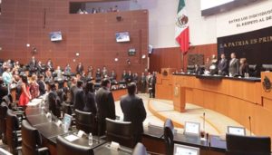 Guardan senadores minuto de silencio