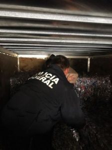 En dos vehículos de carga