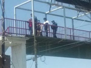 La joven fue trasladada por los policías federales a un hospital para una revisión médica.