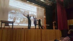 Abordan riesgos de navegar en Internet, a través de sketches “La bruja peluda” y “Webcam”.