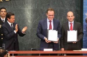 Firman contrato de licencia