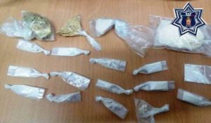 En la camioneta abandonada también encontraron 15 bolsas de cocaína.