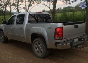 Camioneta tipo GMC Sierra, color plata, placas XW13102 de Veracruz.