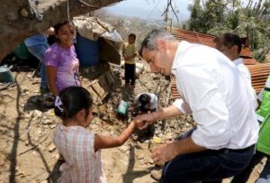 Constató los daños ocurridos por la fuerte corriente de agua que dejó tres viviendas con pérdida total.