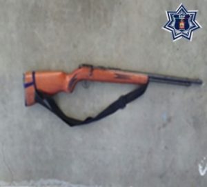 Arma asegurada a Esaú JH en el camino de terracería San Pedro Mixtepec-La Reforma Mixtepec.