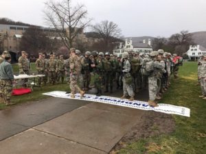 Cadetes del Heroico Colegio Militar reciben cada uno el listón y parches dorados.