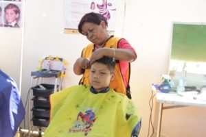 Consulta médica y dental, farmacia, examen de la vista, atención psicológica y jurídica, cortes de cabello, entre otros.