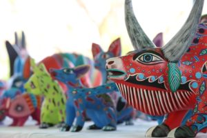 San Antonio Arrazola, lugar revestido por manos artísticas creadoras de los tradicionales alebrijes.