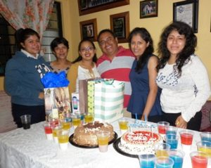 Festeja con su esposa e hijas